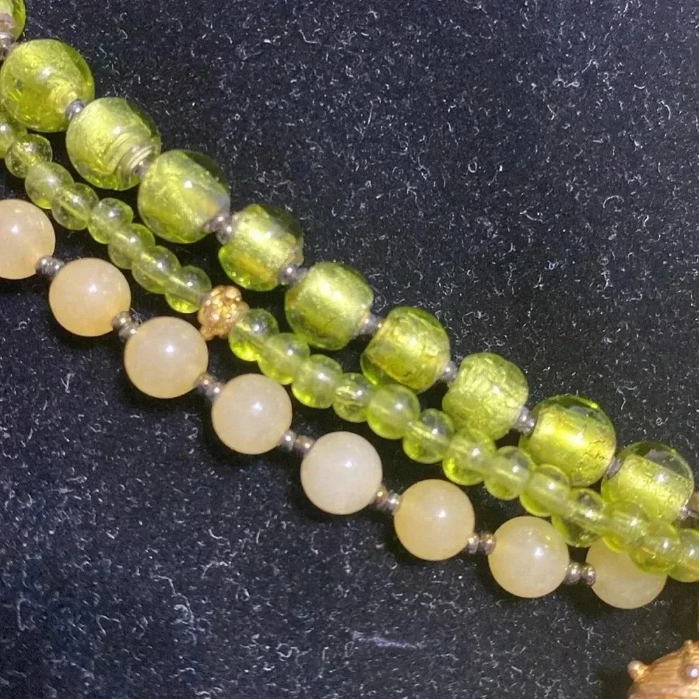 Pretty beaded 3 strand green beaded glass & stone necklace - Picture 9 of 10